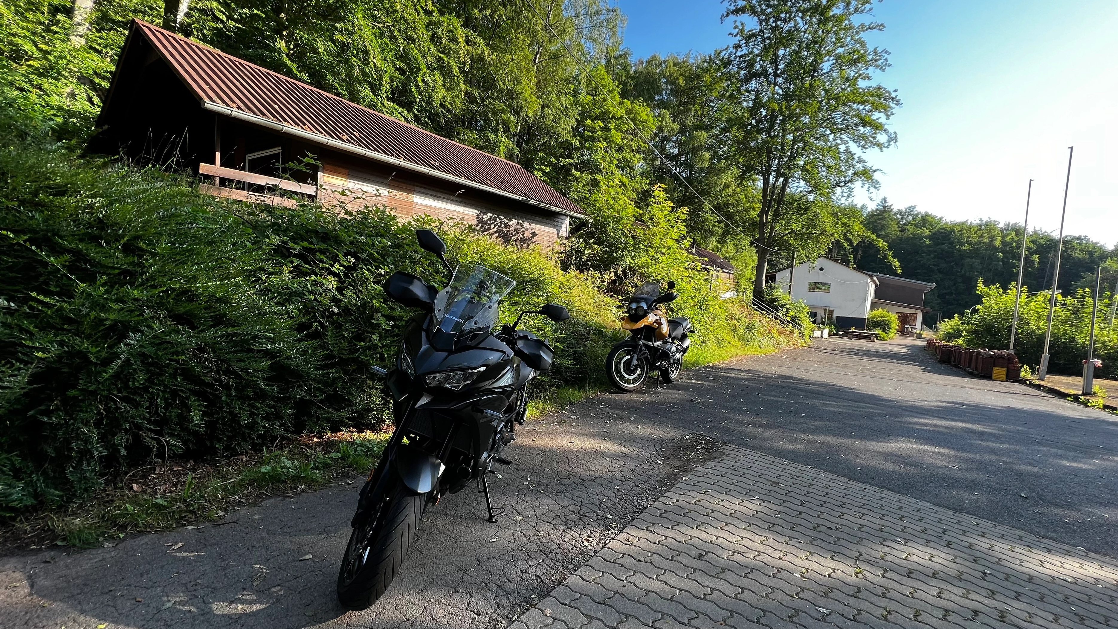 Kurven. Krokant. Grieche mit Pferd.